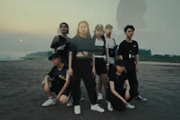 莫庸老師最新編舞，由他的編舞初級班學(xué)員出演～大家都是第一次拍視頻，特別棒了哦