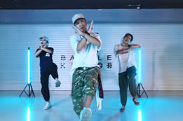 王嘉爾熱單編舞～奶爸李浩老師超級帥！